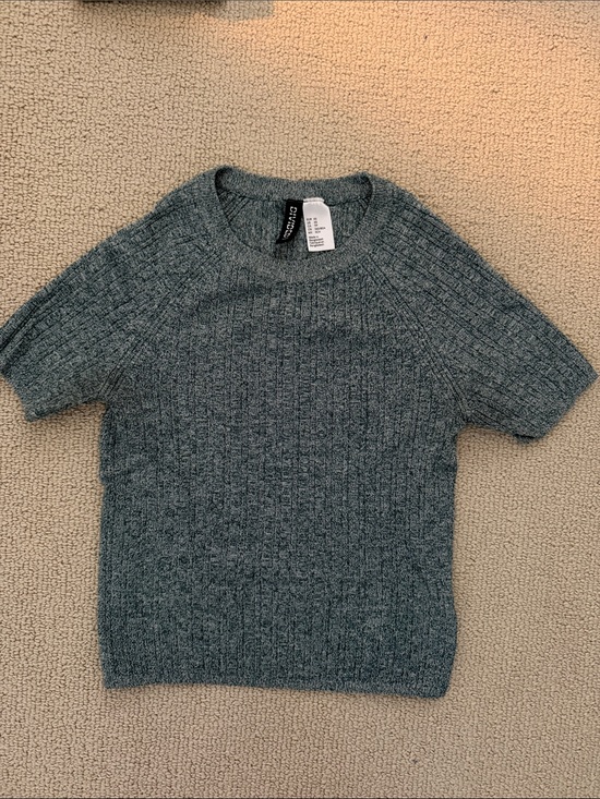 H&M Tops - H&M Heather Gray Short-Sleeve Ribbed Crew Sweater